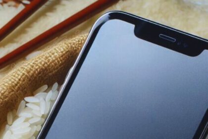 Apple Warns Users to Stop Putting Wet iPhones in Rice